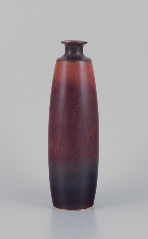 Carl Harry Stålhane (1920-1990) for Rörstrand. Stor keramikvase med glasur i 
brune nuancer.