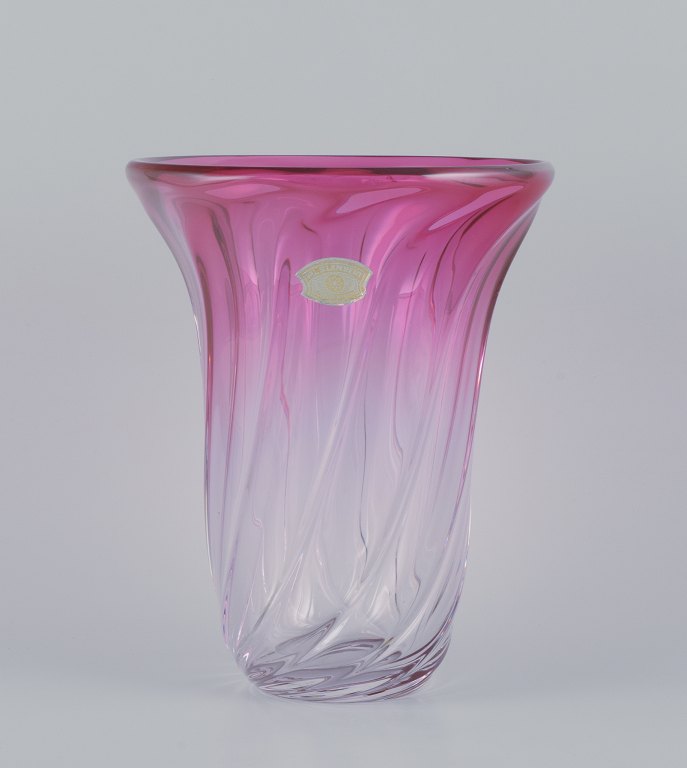 Val St. Lambert, Belgien. Kolossal og imponerende vase i krystalglas. 
Art Deco. Klart og lilla glas. Sjælden model i meget høj kvalitet.
