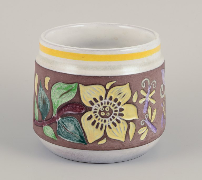 Mari Simmulson (1911-2000) for Upsala Ekeby. Urtepottekrukke i keramik. Polykrom 
glasur med blomstermotiver.