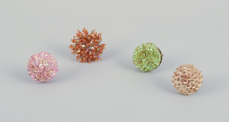 French jewelry artist. Four designer rings in metal and plastic.
Flower designs.