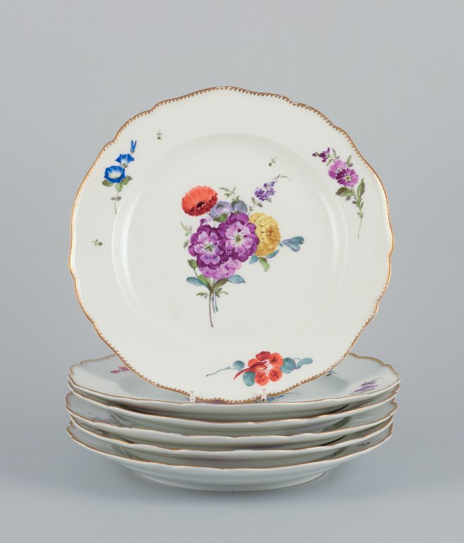 Meissen, Tyskland. Et sæt på seks antikke middagstallerkner i porcelæn. 
Håndmalet med polykrome blomstermotiver.