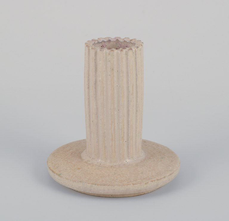 Arne Bang, eget værksted. Keramik lysestage med glasur i sandfarvede toner. 
Rillet design. Håndlavet.