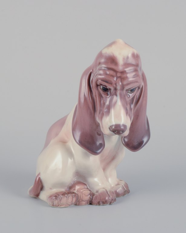 Dahl Jensen. Porcelænsfigur af siddende Basset.