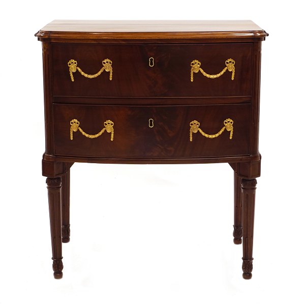 Northgerman Louis XVI mahogany commode circa 1780-1800. H: 76,5cm. Top: 67x42cm