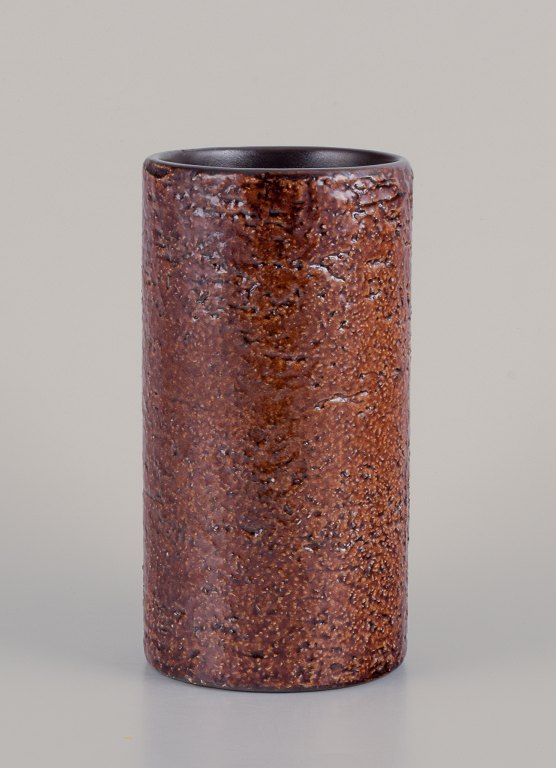 Ingrid Atterberg for Upsala Ekeby, Sverige. Keramikvase med glasur i brune 
nuancer.
