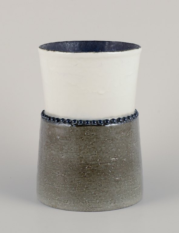 Sylvia Leuchovius (1915–2003), for Rörstrand Ateljé, Sverige. Keramikvase i hvid 
og auberginefarvet glasur.