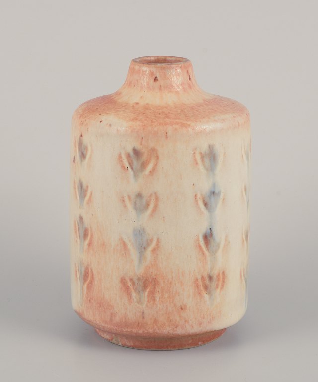 Peder Hald, dansk keramiker. Unika keramik vase med glasur i lyse toner. 
Håndglaseret.