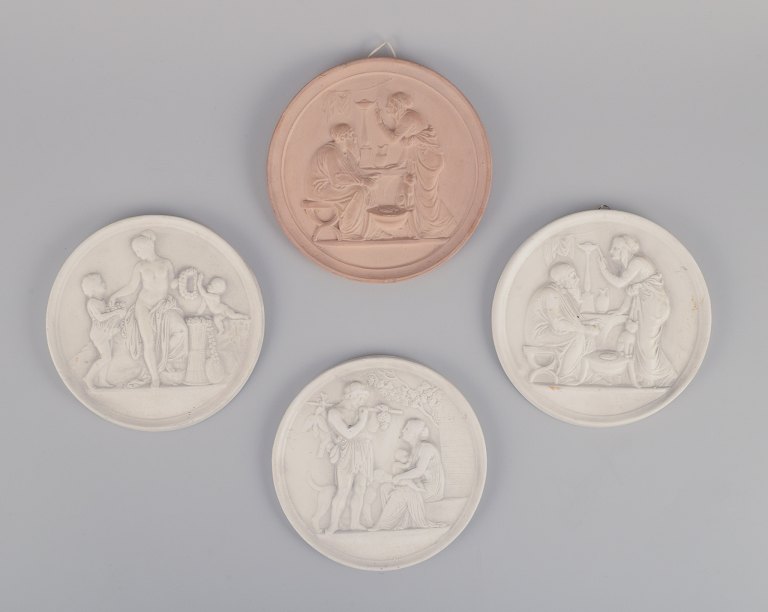 Fire runde relieffer i gips blandt andet med Bertel Thorvaldsen motiver.
samt bibelske motiver.
