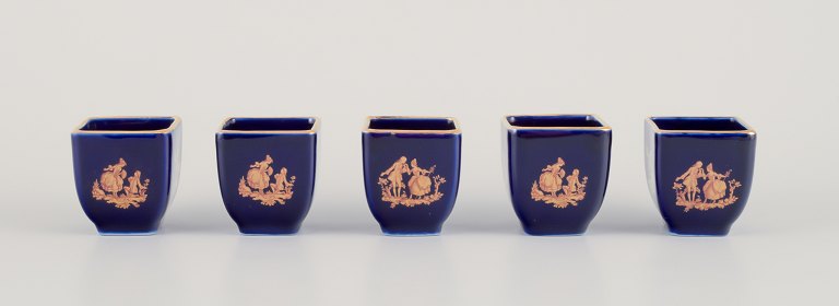 Limoges, Frankrig. Fem miniaturevaser i porcelæn dekoreret i 22-karat bladguld 
og smuk kongeblå glasur.
