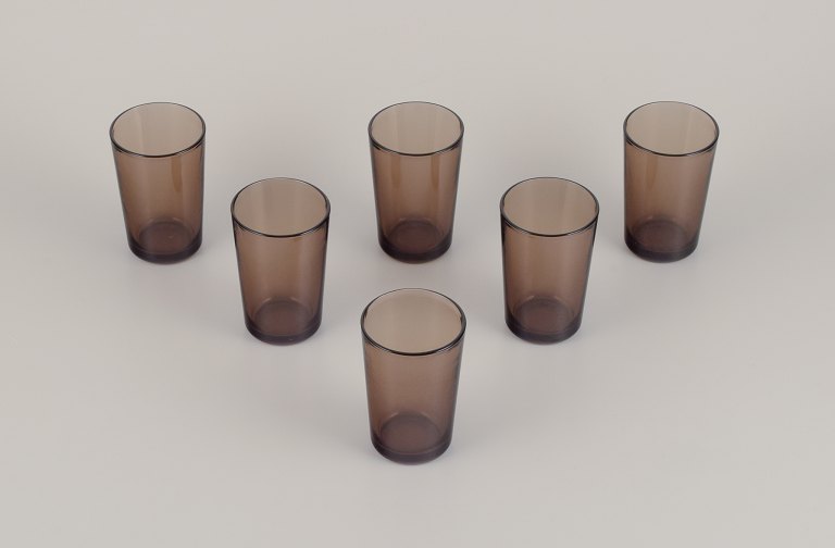 Vereco, Frankrig. A set of six drinking glasses in smoked art glass.