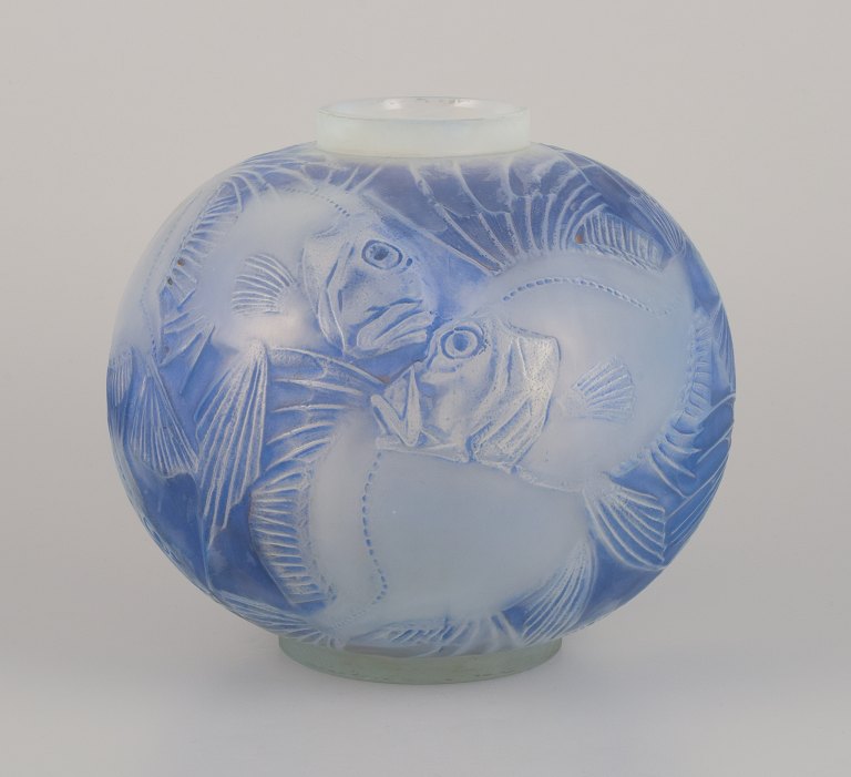René Lalique (1860-1945). Large, rare, and early "Poissons" art glass vase in 
blue glass.