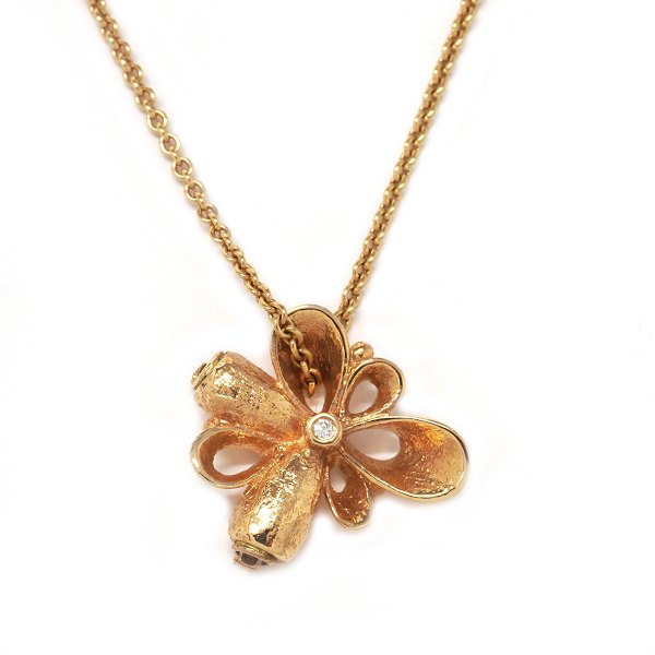 14kt gold Necklace with a Per Borup Violina pendant with a diamond of circa 
0,01ct. Necklace L: 50cm