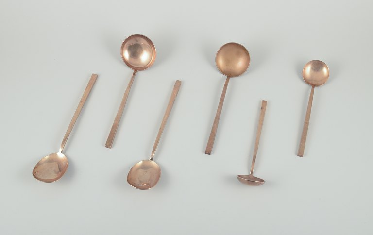 Sigvard Bernadotte "Scanline" brass flatware.
Six pieces of serving utensils.