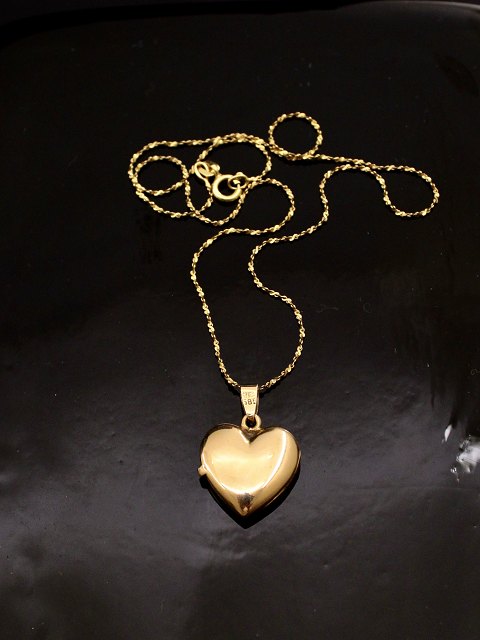 14 carat gold medallion heart