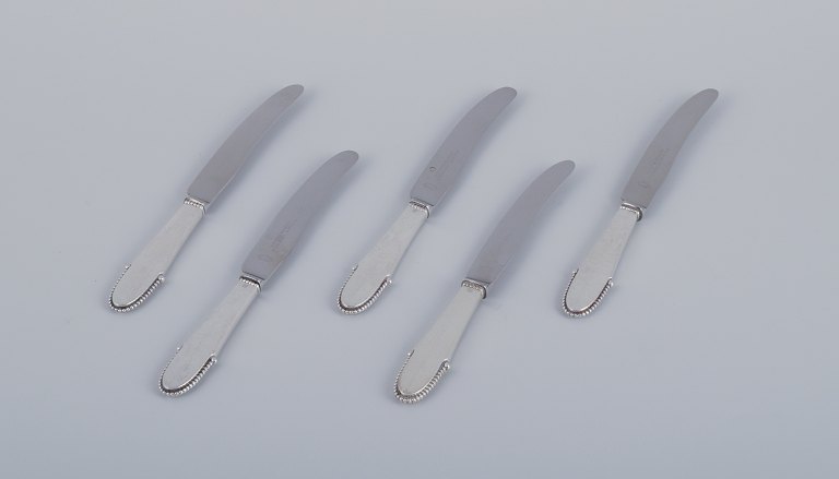 Georg Jensen Beaded, five fruit knives in sterling silver. Knife blades in 
stainless steel.