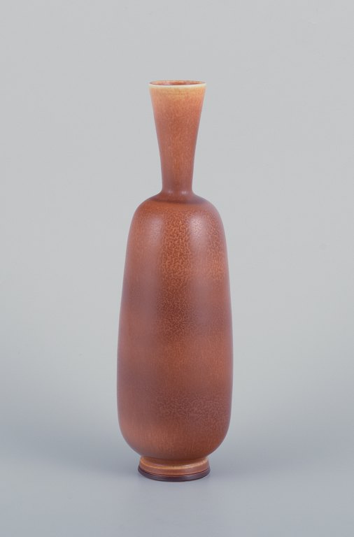 Berndt Friberg (1899-1981) for Gustavsberg. Unique Studiohand ceramic vase with 
a narrow neck. Glaze in light brown tones.