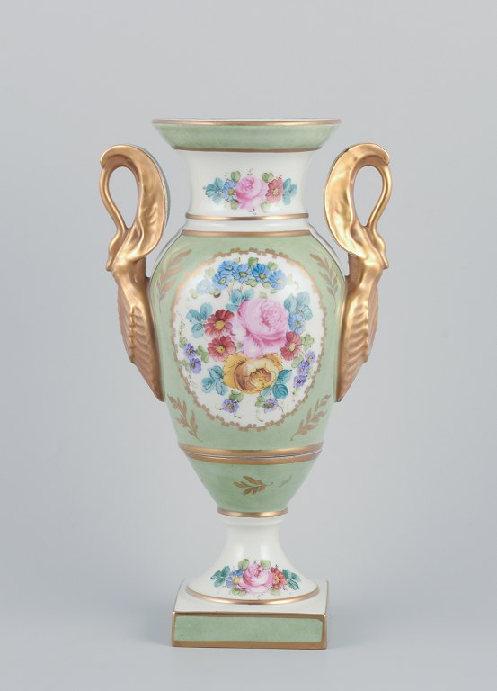 Limoges/Sevres, Frankrig, porcelænsvase på sokkel, hanke i form af svaner. 
Hånddekoreret med polykrome blomstermotiver.