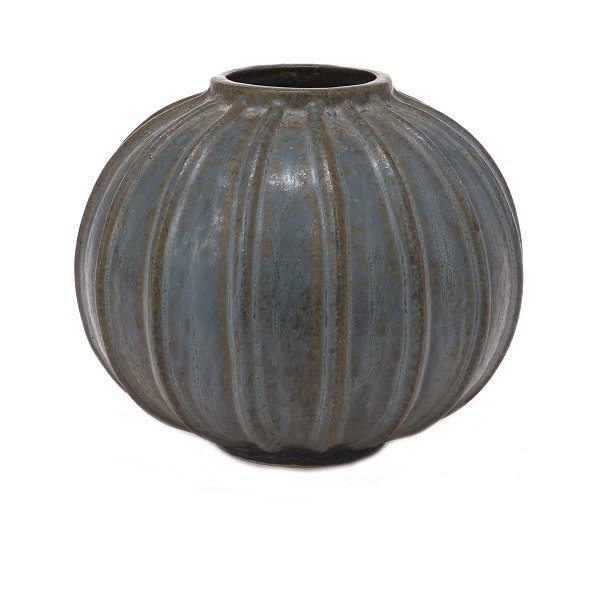 Arne Bang vase med rillet korpus model nummer 6. Signeret. H: 13cm