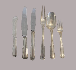 Div. dobbeltriflet bestik, Georg JensenGeorg Jensen3 skeer, 18 cm, 3 skeer, 17 cm, 3 knive, langt skaft, 22 cm, 8 knive , langt skaft, 19,5 cm, 3 knive, kort skaft, 19,5 cm, 3 knive, kort skaft, 22,5 cm, pr. stk. 550 KR.Smørkniv 850 KR.,Stegegaffel 1100 KR.Georg Jensen