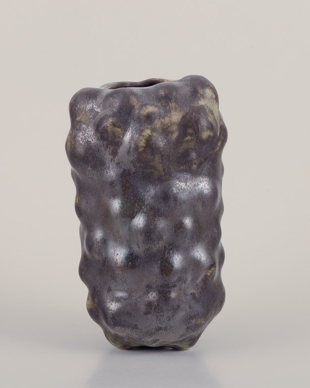 Christina Muff, dansk samtidskeramiker (f. 1971). Unika skulpturel vase, 
organisk udformet i stentøjsler.