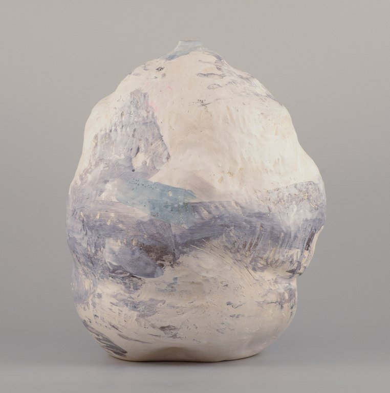 Christina Muff, Dansk samtidskunstner, født 1971.
Stor unika skulpturel vase formet organisk i hvidt stentøjsler.