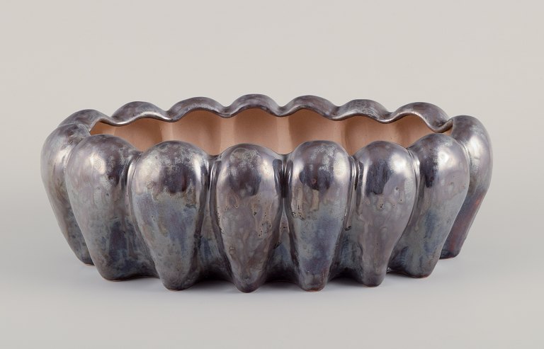 Christina Muff, Dansk samtidskunstner, født 1971.
Stor oval vase med iøjnefaldende metallisk glasur med spil i.