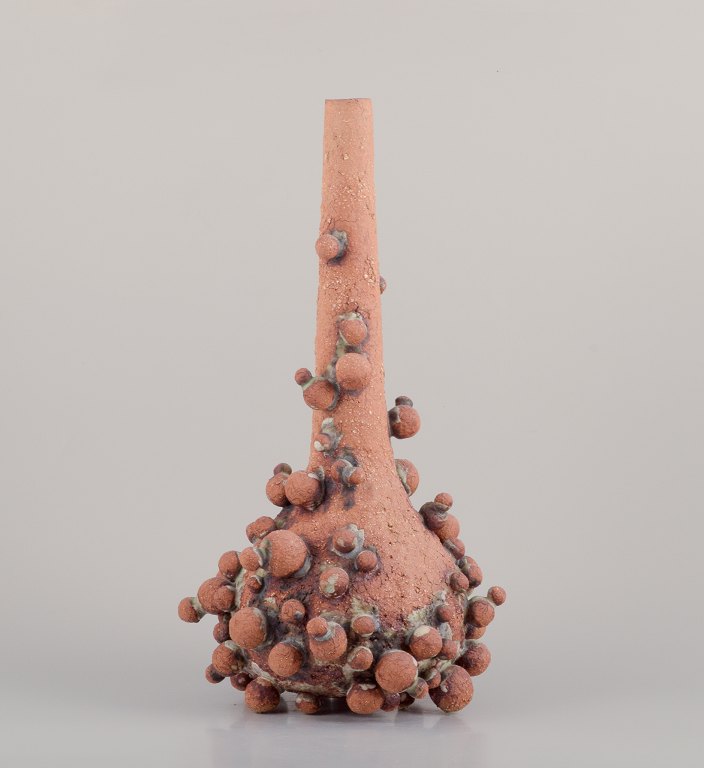 Christina Muff, Dansk samtidskunstner, født 1971.
Høj vase med flaskehals prydet med små kugler af stentøjsler.