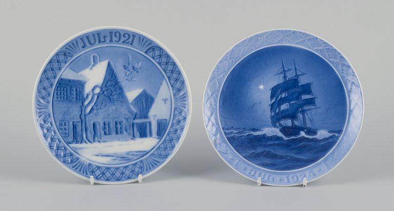 Royal Copenhagen, to juleplatter.
Årgange: 1921 og 1924.