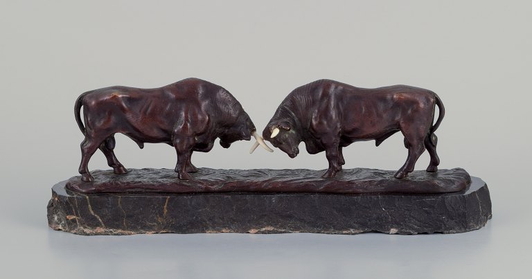 European sculptor.
Bulls in combat.
Art Deco sculpture in patinated bronze on a black marble base.