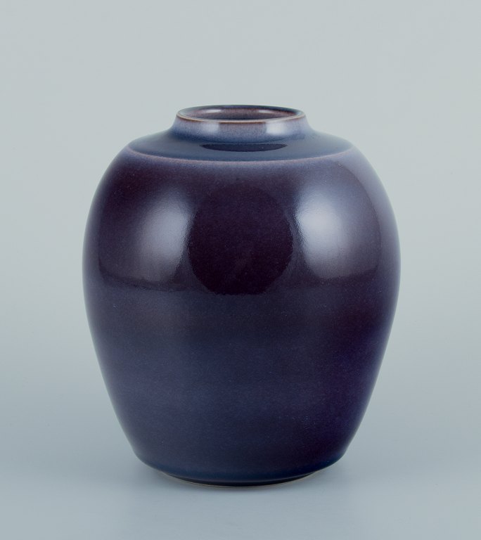 Nils Thorsson for Royal Copenhagen.
Large unique ceramic vase.