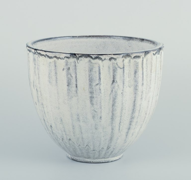 Svend Hammershøi for Kähler.
Large ceramic flower pot holder with black-gray double glaze.