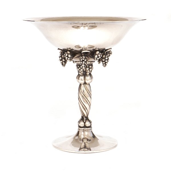 Georg Jensen Traubenaufsatz in Sterlingsilber 263 aus der Periode nach 1945. H: 
18,8cm. G: 626gr