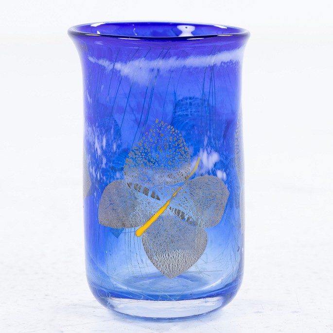 Finn Lynggaard
Cylindrical glass vase in blue colours with butterfly motif.
1 pc. in stock
Good, used condition
