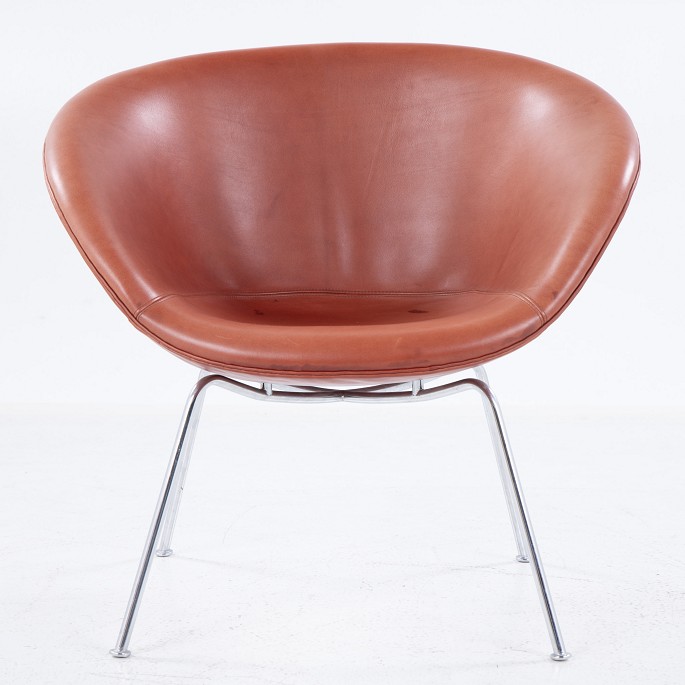Arne Jacobsen / Fritz Hansen
AJ 3318 - ‘The Pot’ easy chair in patinated red aniline leather.
1 pc. in stock
Good, used condition
