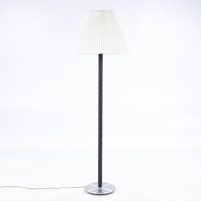 Jo Hammerborg / Fog & Mørup
Floor lamp in braided black leather with white pleated shade.
1 pc. in stock
Good, used condition
