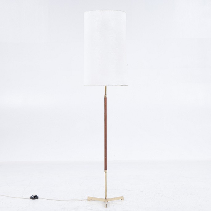 Unknown
Floor lamp in teak with white shade and base with three feet.
1 pc. in stock
Original condition
