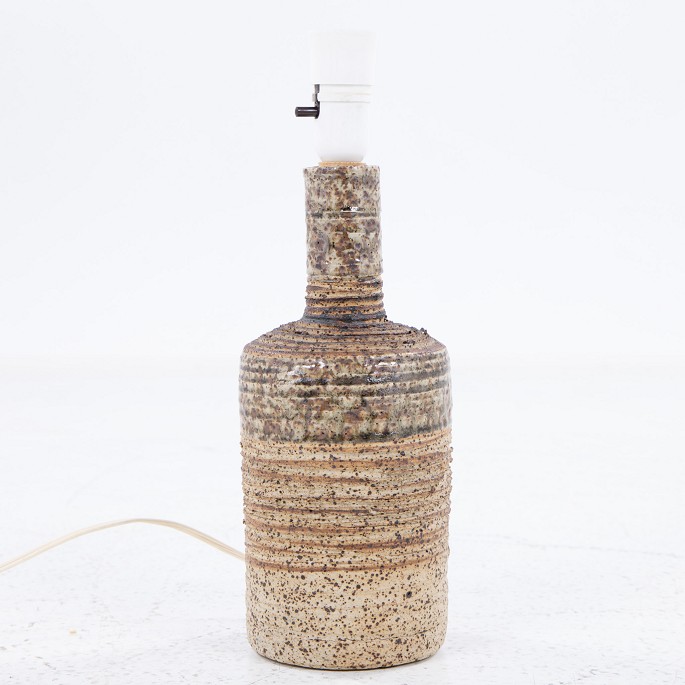 Tue Poulsen / Own workshop
Table lamp in stoneware with a rough surface in earthy shades.
The lamp does not come with a shade, but this is available for purchase. Please 
contact us for more information..
1 pc. in stock
Original condition

