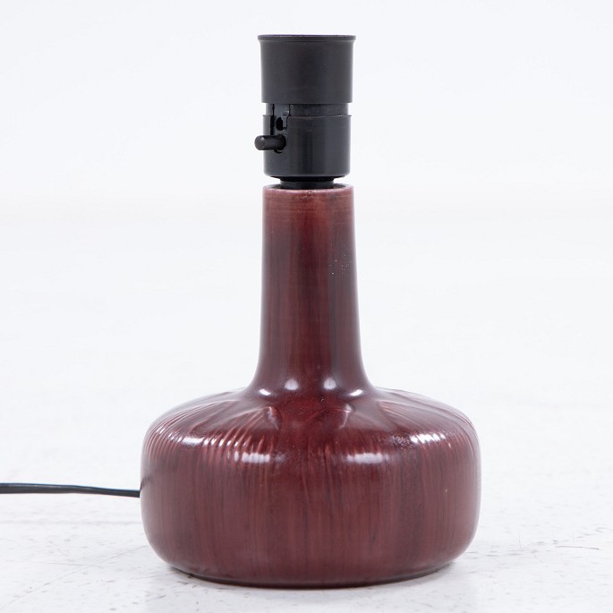 Gerd Bøgelund / Royal Copenhagen
Table lamp in stoneware with decorations in red glaze.
The lamp does not come with a shade, but this is available for purchase. Please 
contact us for more information.
1 pc. in stock
Original condition
