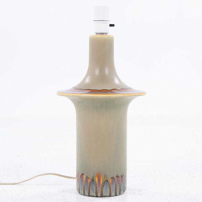 Einar Johansen / Own workshop
‘UFO’ table lamp in stoneware with red-brown decorations (model 1070).
The lamp does not come with a shade, but this is available for purchase. Please 
contact us for more information.
1 pc. in stock
Original condition
