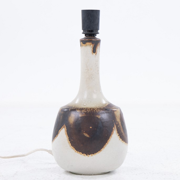 Axel Brüel
Table lamp in stoneware with earthy colours.
The lamp does not come with a shade, but this is available for purchase. Please 
contact us for more information.
1 pc. in stock
Original condition

