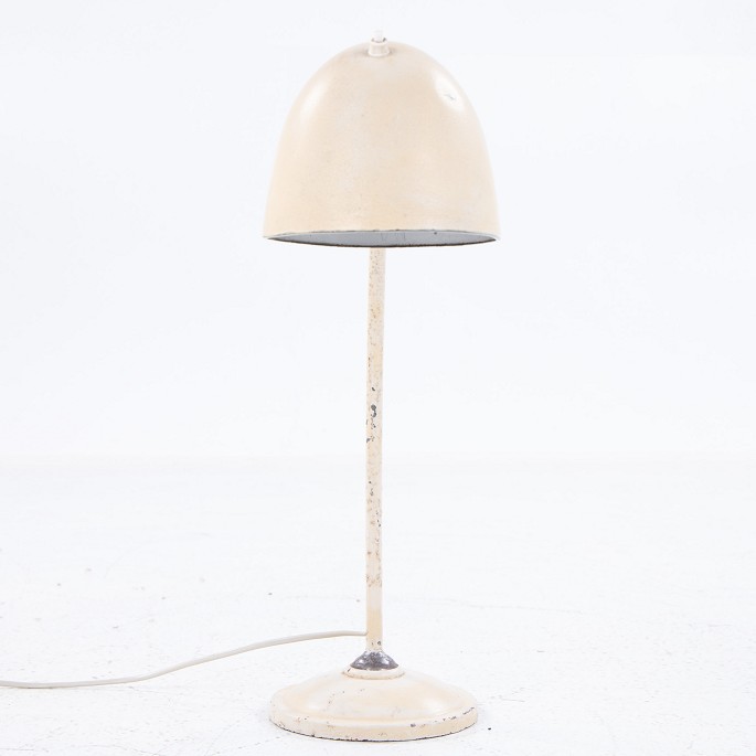 Vilhelm Lauritzen
Adjustable table lamp in white lacquered metal.
1 pc. in stock
Original condition
