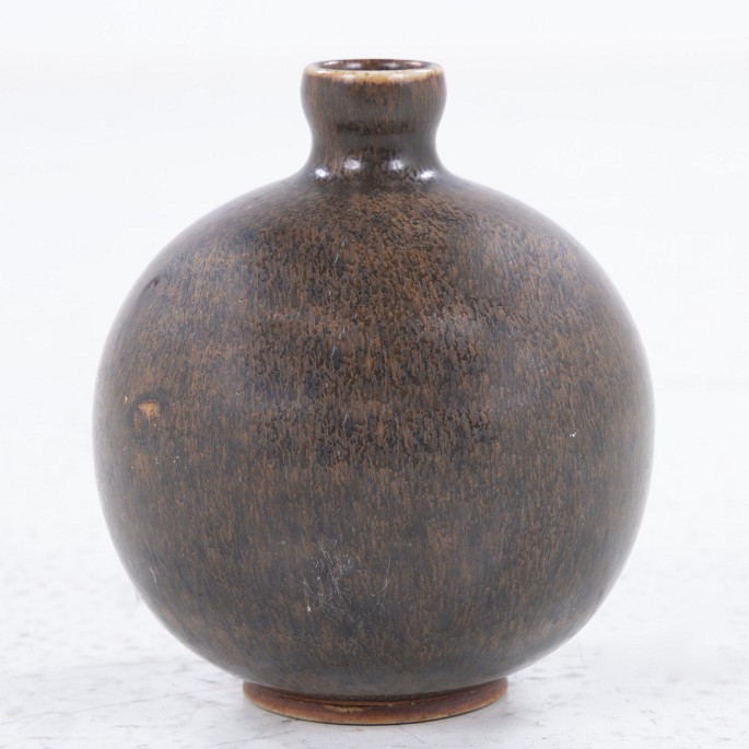 Eva Stæhr-Nielsen / Saxbo
Round vase in stoneware with brownish glaze. Stamped by manufacturer.
1 pc. in stock
Good condition
