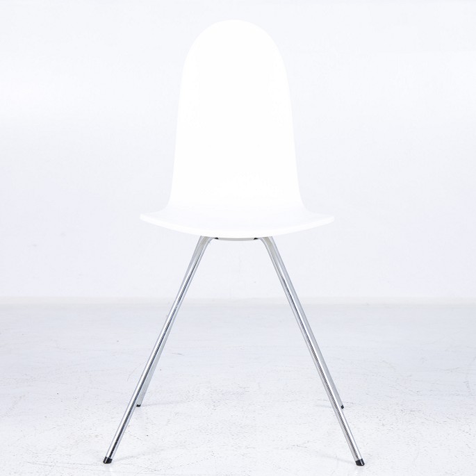 Arne Jacobsen / Fritz Hansen
AJ 3102 - White lacquered ‘The Tongue’ dining chair.
1 pc. in stock
Good, used condition
