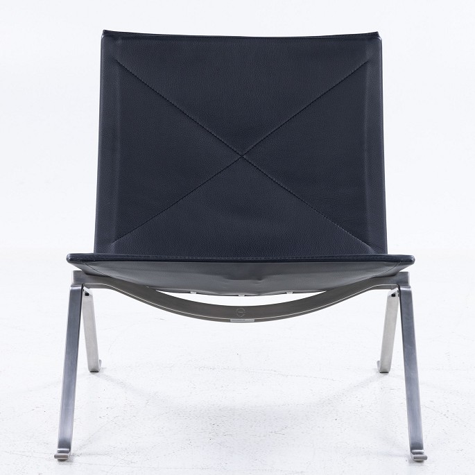 Poul Kjærholm / Fritz Hansen
PK 22 - armchair in black leather and chrome-plated frame. Manufacturer