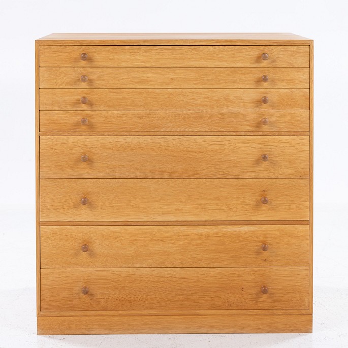 Mogens Koch / Rud Rasmussen Carpentry
Drawing cabinet in oiled oak with eight drawers. Manufacturer