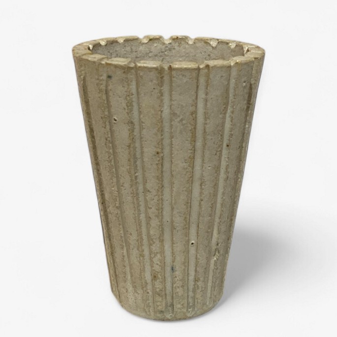 Arne Bang
Small fluted stoneware vase with light glaze.
1 pc. in stock
