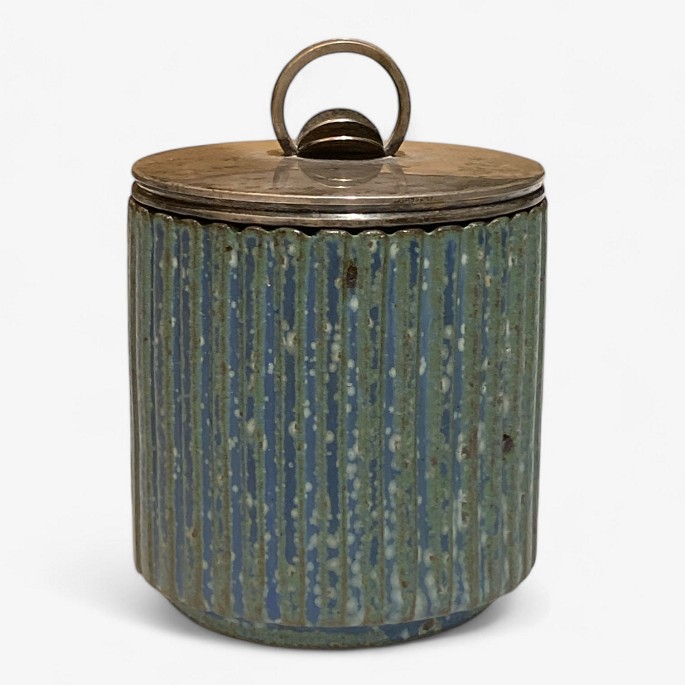 Arne Bang
Lid jar in fluted stoneware with blue glaze.
1 pc. in stock
