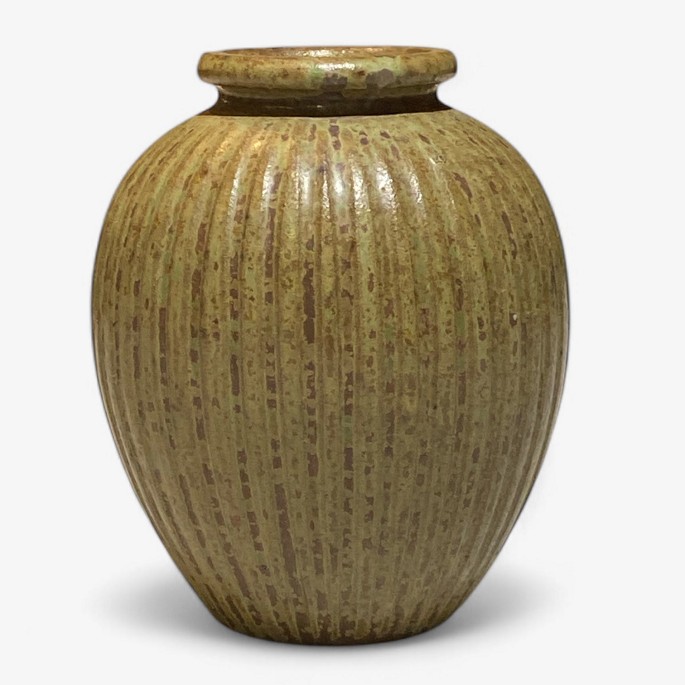 Arne Bang
Rifled stoneware vase with green and brown glaze.
1 pc. in stock
