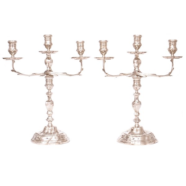 Ein Paar schwere Sterlingsilber Kandelaber von A. Michelsen, Kopenhagen, 1951. 
H: 35,5cm. G: 2.053gr