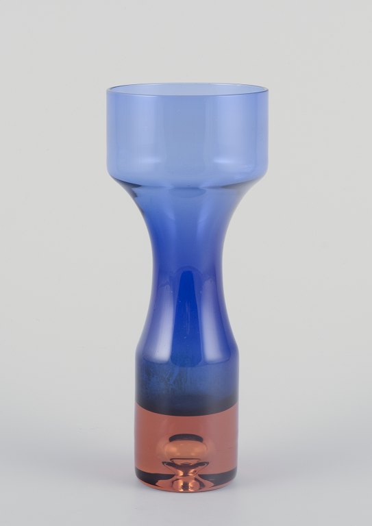 Bo Borgström for Åseda, svensk glaskunstner.
Kunstglas i blå og orange.
